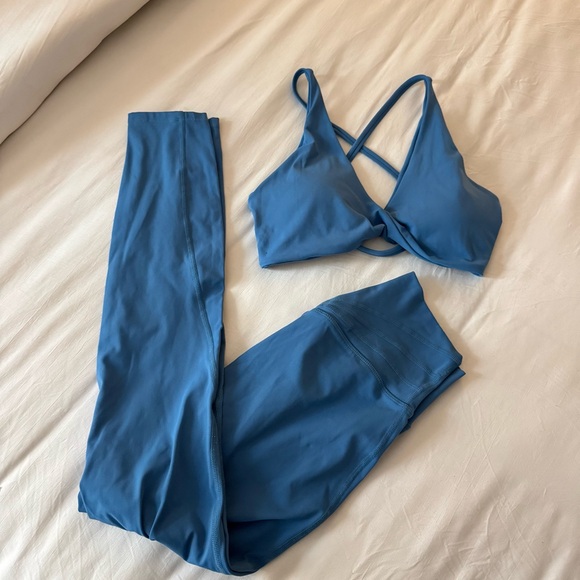 Butter Blue Matching Active Set - Picture 4 of 11